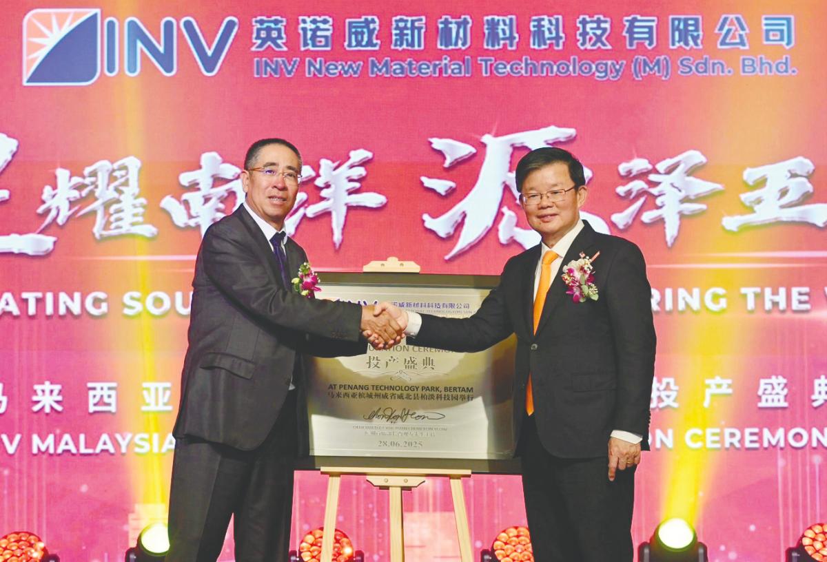 Chow (right) and Shenzhen Senior Technology Material Co Ltd chairman Chen Xiufeng at the launch of INV New Material Technology’s facility at Penang Technology Park @ Bertam on Friday. – Bernamapic