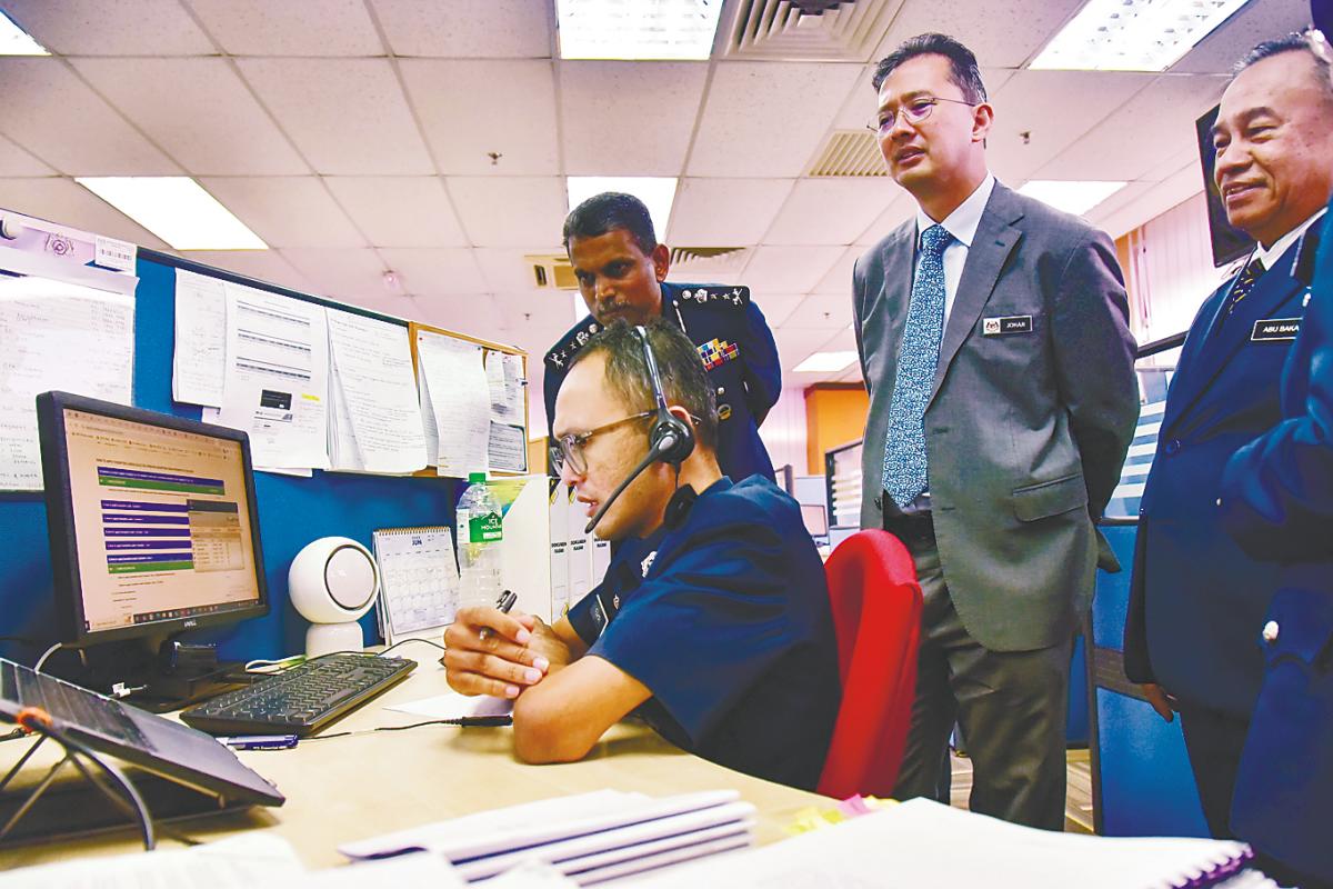 Johan (second, right) getting a first-hand view of operations during his visit to the Royal Malaysian Customs Department in Petaling Jaya. – Bernnamapic