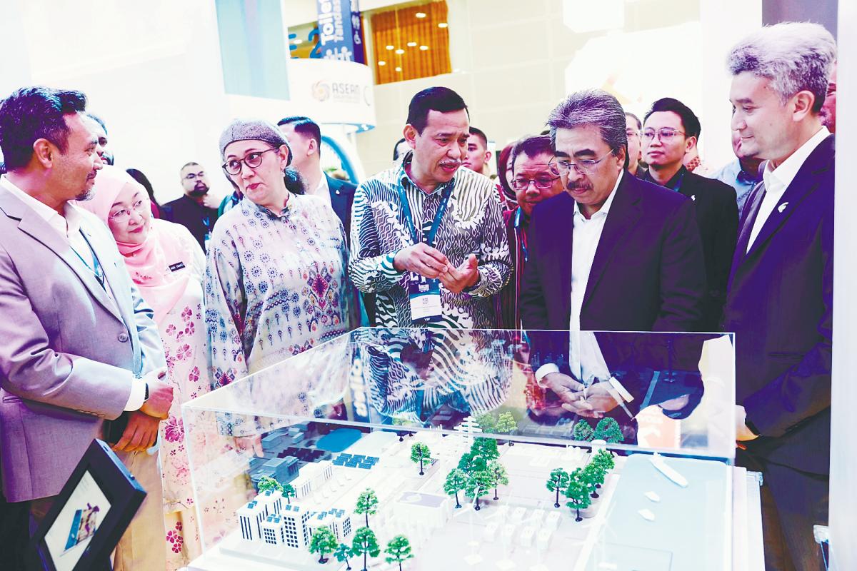 Johari (second, right) visiting the booths after officiating the International Greentech and Eco Products Exhibition and Conference Malaysia 2025 and the Kuala Lumpur Sustainability Summit 2025 at the Kuala Lumpur Convention Centre today. – Bernamapic