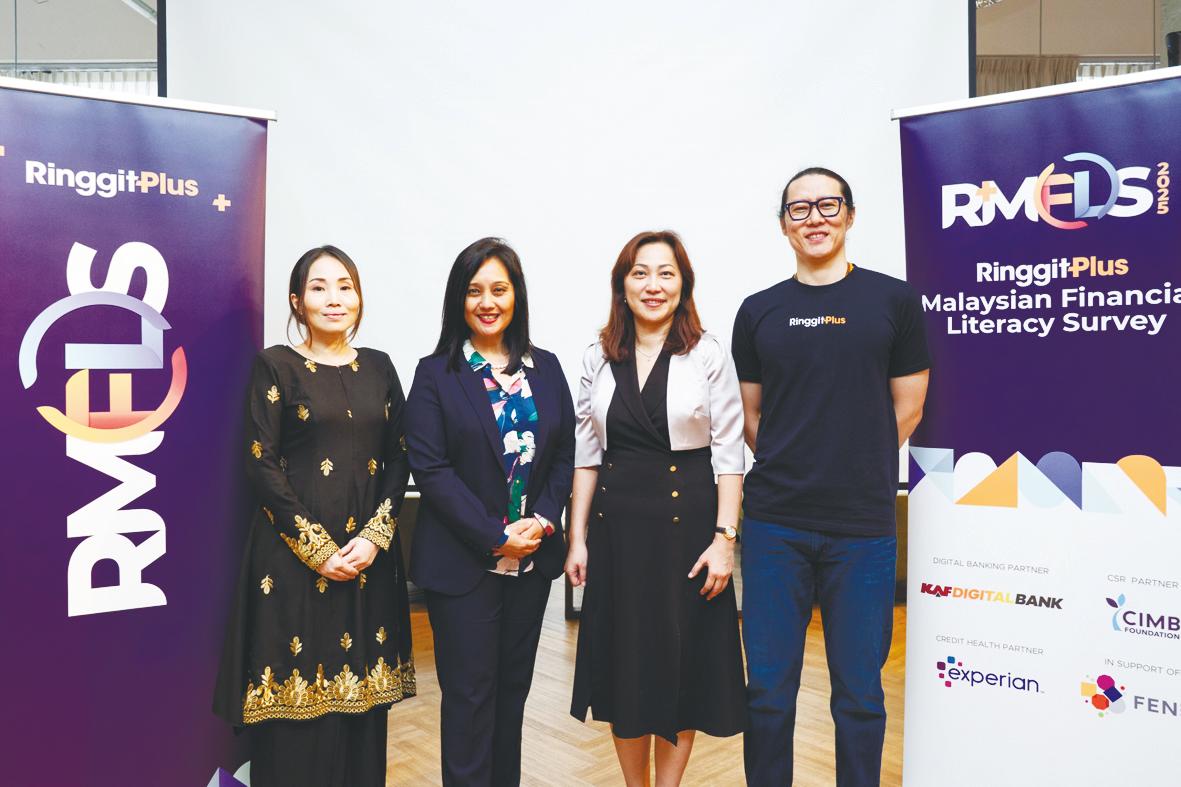 Rafiza (second from left) and Yuen (fourth from left) at the event.