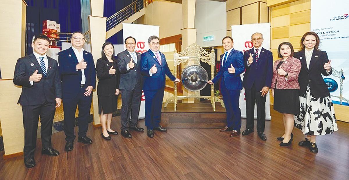 From left: Kenanga Investment Bank (Kenanga IB) deputy head, equity derivatives trading Kenneth Teoh; non-executive diectors William Luk Wai Hong and Angeline-Ong Su Ming; Lim; group managing director Datuk Chay Wai Leong; executive director, head of group equity business Datuk Lee Kok Khee; senior non-executive director Jeremy Nasrulhaq; Hang Seng Indexes Co CEO Anita Mo; and Kenanga IB group equity market head Isabelle Zhen at the launch.