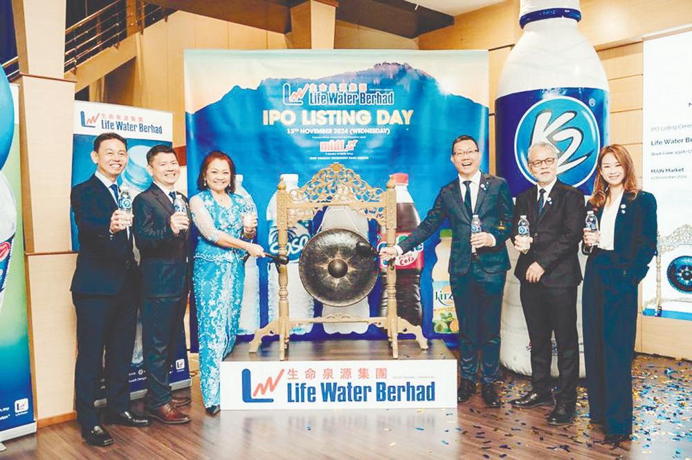 From left: Life Water senior director Tan Hwong Kuen, senior executive director Lim Young Piau, executive director Chin Lee Ling, Liaw, chairman Datuk Petrus Gimbad, and financial controller Christina Yap at the listing ceremony.