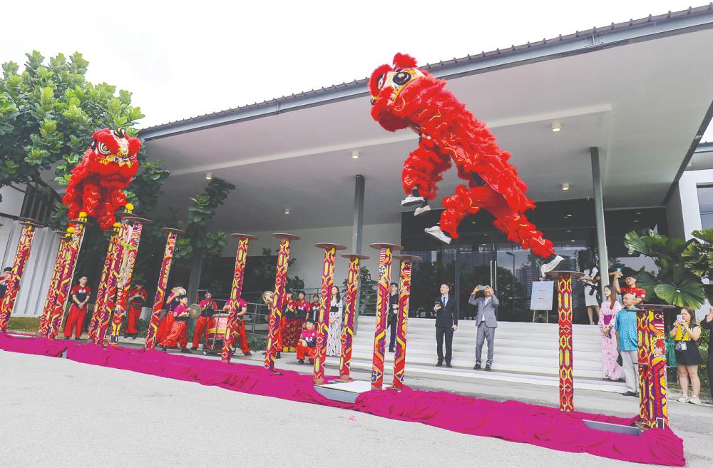 $!A lion dance performance during the official launch of OAKA Residences. – ADIB RAWI YAHYA/THESUN