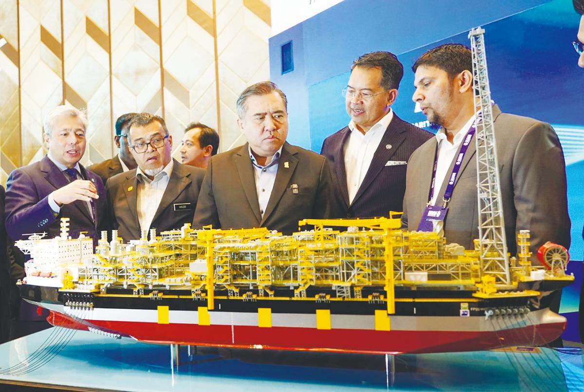 Loke (centre) being briefed on one of the exhibits at the Malaysia Maritime Week 2025 today. – AMIRUL SYAFIQ/THESUN