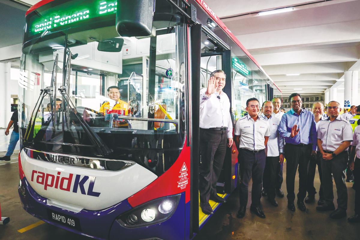 Loke (left) and Prasarana president and group CEO Mohd Azharuddin Mat Sah (second, left) at the unveiling ceremony of new diesel buses at the Rapid Bus Complex Batu Caves. – Bernamapic