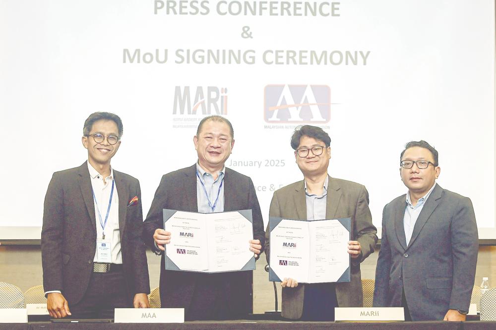 Mohd Shamsor (second, left) and MARii CEO Azrul Reza Aziz (second, right) at the MoU signing ceremony between the association and the institute in Kuala Lumpur today. – Bernamapic