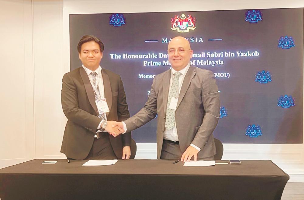 Azri (left) and Ajlan group CEO Ali AlHazmi at the MoU signing ceremony.