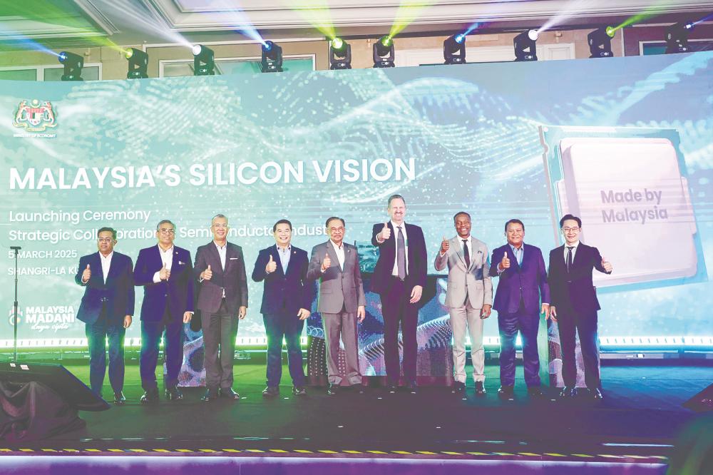 Prime Minister Datuk Seri Anwar Ibrahim (fifth, left) at the launch of Silicon Vision 2025. With him are Rafiizi (fourth, left), Investment, Trade and Industry Minister Tengku Datuk Seri Zafrul Abdul Aziz (third, left), Arm CEO Rene Haas (fourth, right) and Chief Secretary to the Government Tan Sri Shamsul Azri Abu Bakar (second, left). – Bernamapic