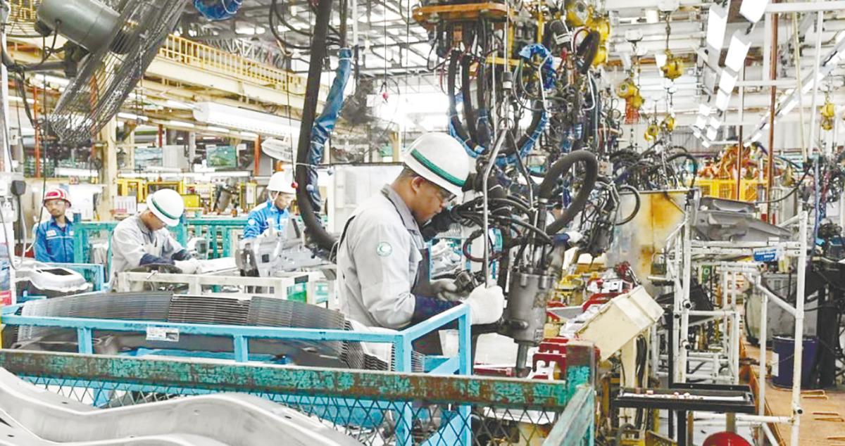 Mida says the approved investments in the first quarter, spread across 1,556 projects in manufacturing, services and primary sectors, are set to generate over 33,300 new employment opportunities for Malaysians. – Bernama filepic