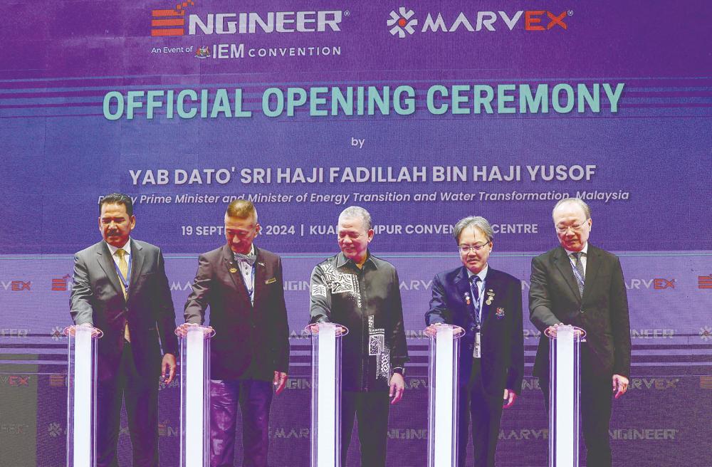 Fadillah (centre) at the opening ceremony of Engineer &amp; Marvex 2024 at Kuala Lumpur Convention Centre. Also present are (from left) CIS Network Sdn Bhd chairman Datuk Seri Dr Abdul Khani Daud, Macra president Peter Tan Chin Wah, IEM president Prof Dr Jeffrey Chiang Choong Luin and CIS president Datuk Vincent Lim. – Bernamapic