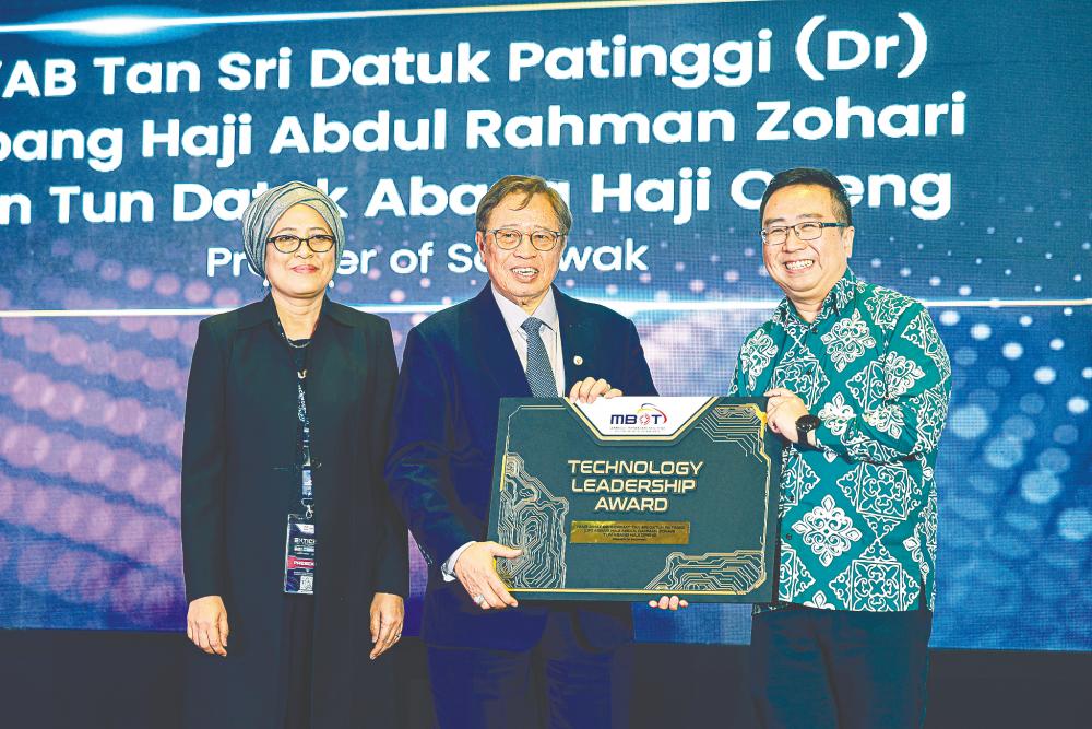 Abang Johari (centre) receiving a technology leadership award from Science, Technology and Innovation Minister Chang Lih Kang, witnessed by MBOT president Datuk Dr Siti Hamisah Tapsir. at the MBOT Experts Network In Technology, Innovation and Cooperative Event. – Bernamapic