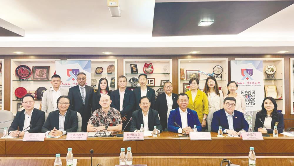 Loo (seated, fifth from left) with MCCC members at the press conference today.