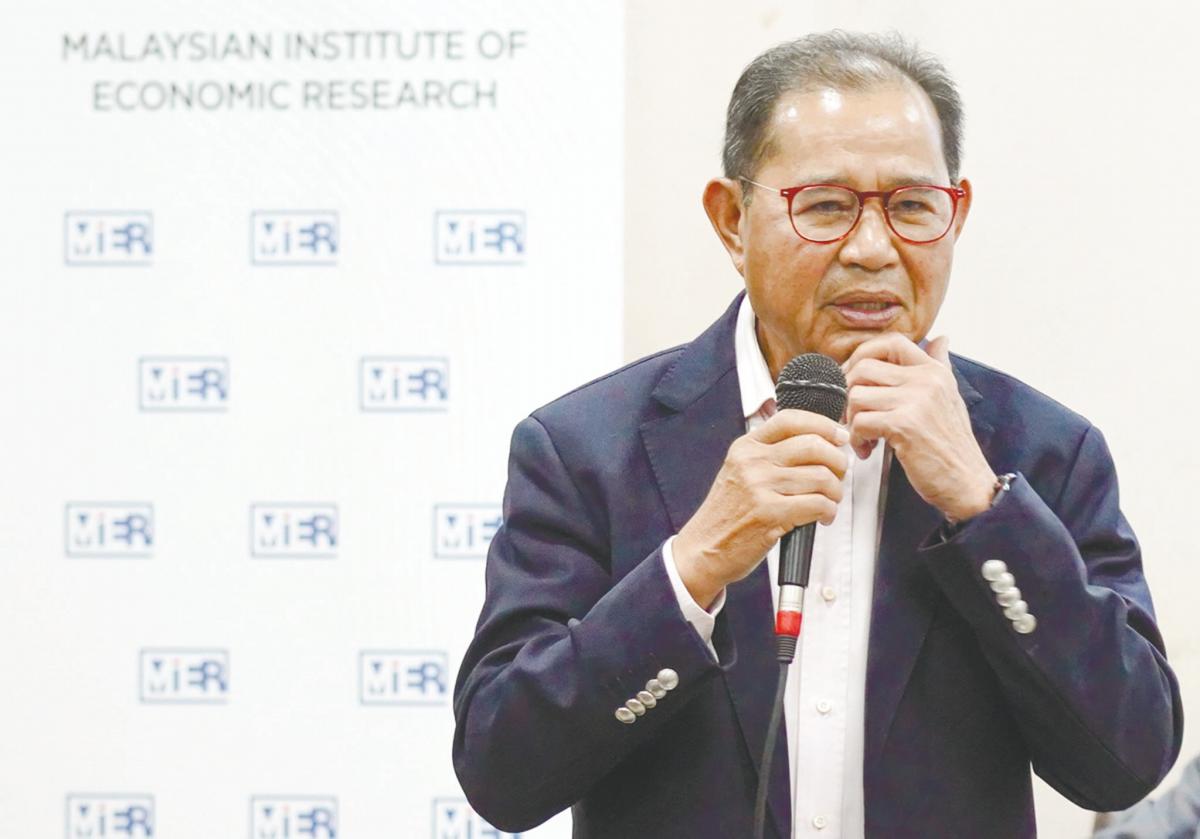 Effendi speaking during MIER’s Brown Bag Talk titled ‘A Journey Through the Looking Glass: Towards Future-Proofing Malaysia’s Food Security’ today, – AMIRUL SYAFIQ THE/SUN