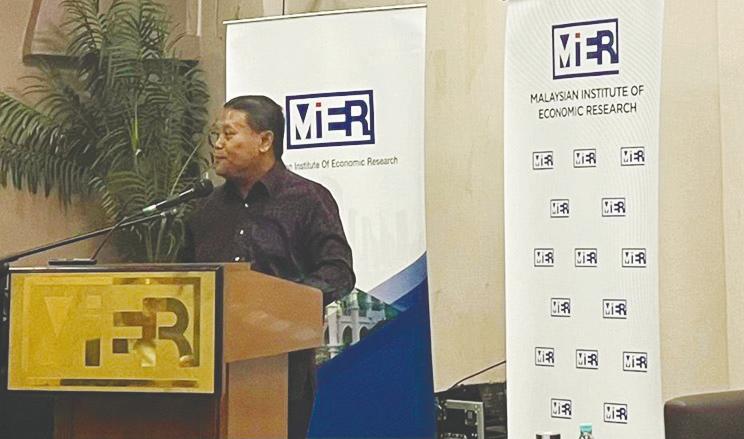 Nor Azmie speaking at the Malaysian Institute of Economic Research Brown Bag Talk titled ‘RMK13: Policy Empowerment to Sustain Economic Growth’ today.
