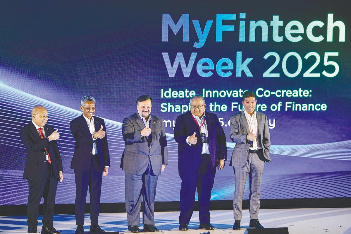 Amir Hamzah (centre) and (from left) Asian Institute of Chartered Bankers chairman Tan Sri Azman Hashim, Bank Negara Malaysia governor Datuk Seri Abdul Rasheed Ghaffour, Securities Commission Malaysia executive chairman Datuk Mohammad Faiz Azmi and Fintech Association of Malaysia president Anil Singh Gill during a group photo after the launch of MyFintech Week 2025 at Sasana Kijang today. – Bernamapic