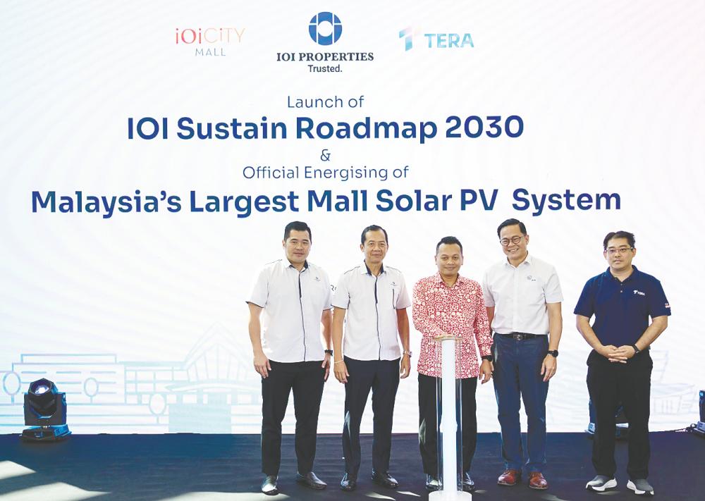 Nik Nazmi (centre) officiating the launch of IOI Sustain Roadmap 2030 and energising of Malaysia’s largest mall solar PV system with, from left, IOIPG COO (property investment) Chris Chong (left), IOIPG COO (property development) Teh Chin Guan, BM Greentech Bhd executive director Gan Chih Soon and Tera managing director Michael Leong,