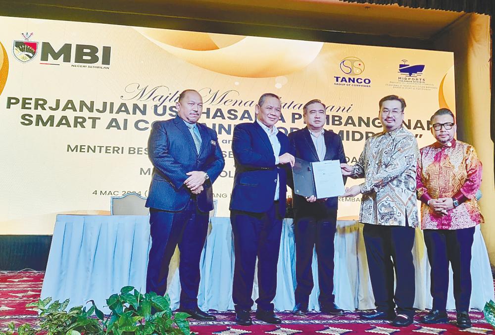 From left: Negeri Sembilan State Secretary Datuk Mohd Zafir Ibrahim, Aminuddin, Loke, Tan and Datuk Wira Andy Chua of Midports Holdings Sdn Bhd at the signing ceremony.