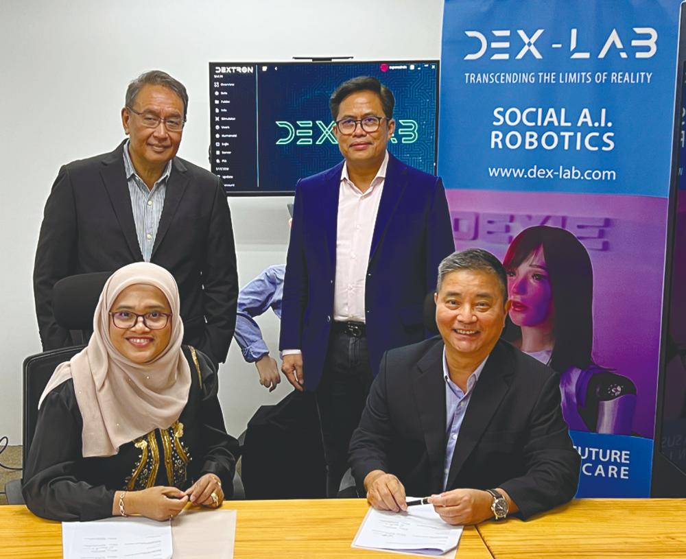 Standing are Theta Edge technology business transformation head Robert Lye Weng Tuck (left) and Nova MSC general manager Nazeroll Kasim; seated are Nuraslina and Lai.