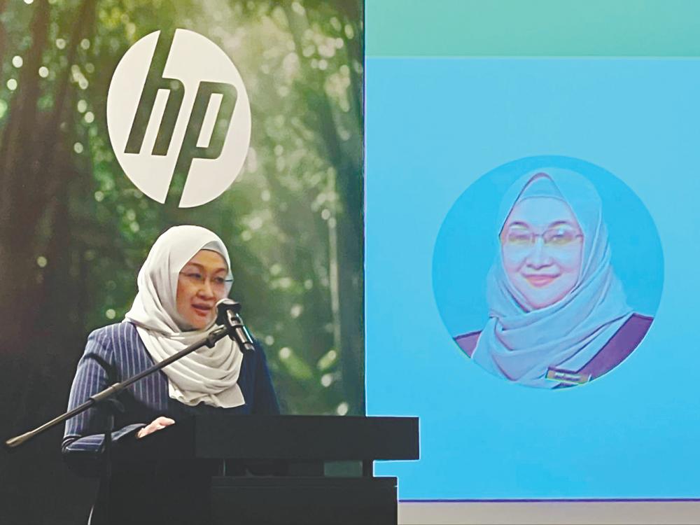 Nor Hayati delivering her speech at the Carbon Neutral Computing Services jointly organised by HP and ICT Zone Asia.