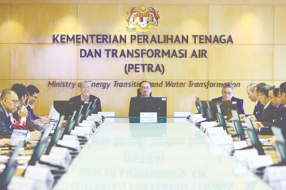 Anwar (centre) during his visit to the Ministry of Energy Transition and Water Transformation today. On the left is Fadillah.