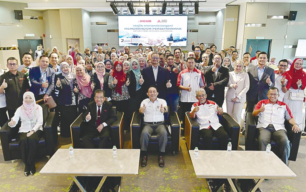Mahmud (seated, centre) with PKNS and Agrobank executives and officials and entrepreneurs at the MoU signing event. – Bernamapic