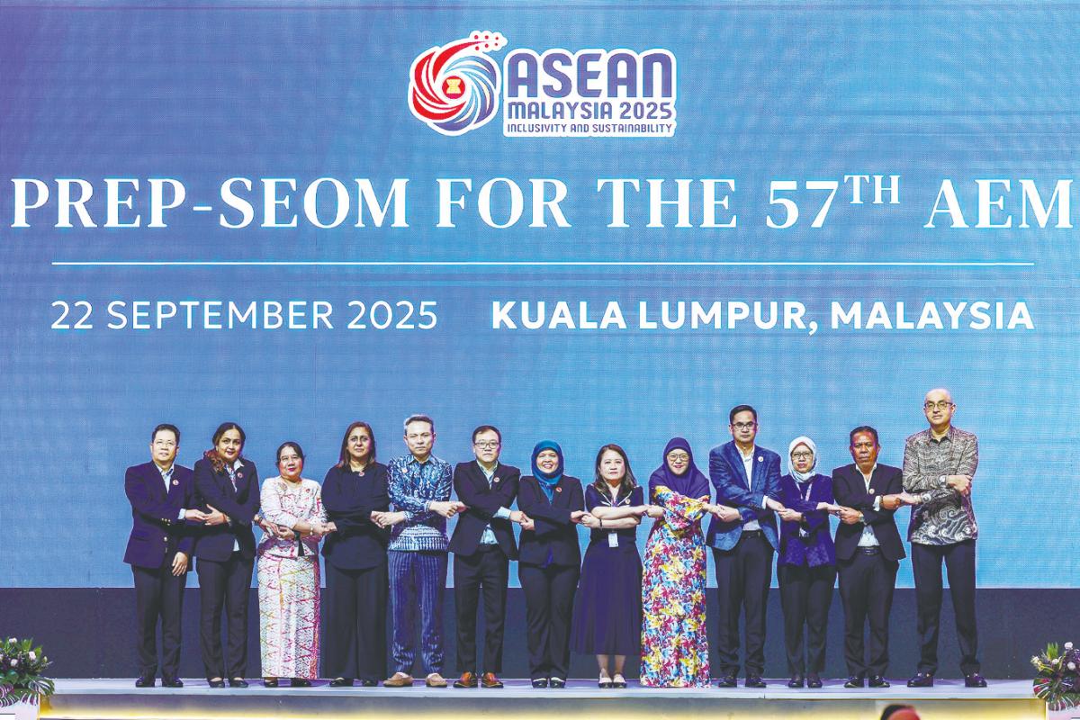 Mastura (seventh, left) and delegates pose for a group photo during the Prep-SEOM for the 57th Asean Economic Ministers Meeting and Related Meetings at the Malaysia International Trade and Exhibition Centre today. – Bernamapic