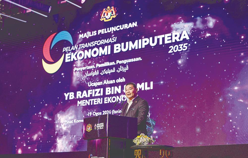 Rafizi delivering his speech at the launch of PuTERA35 today. – Bernamapic