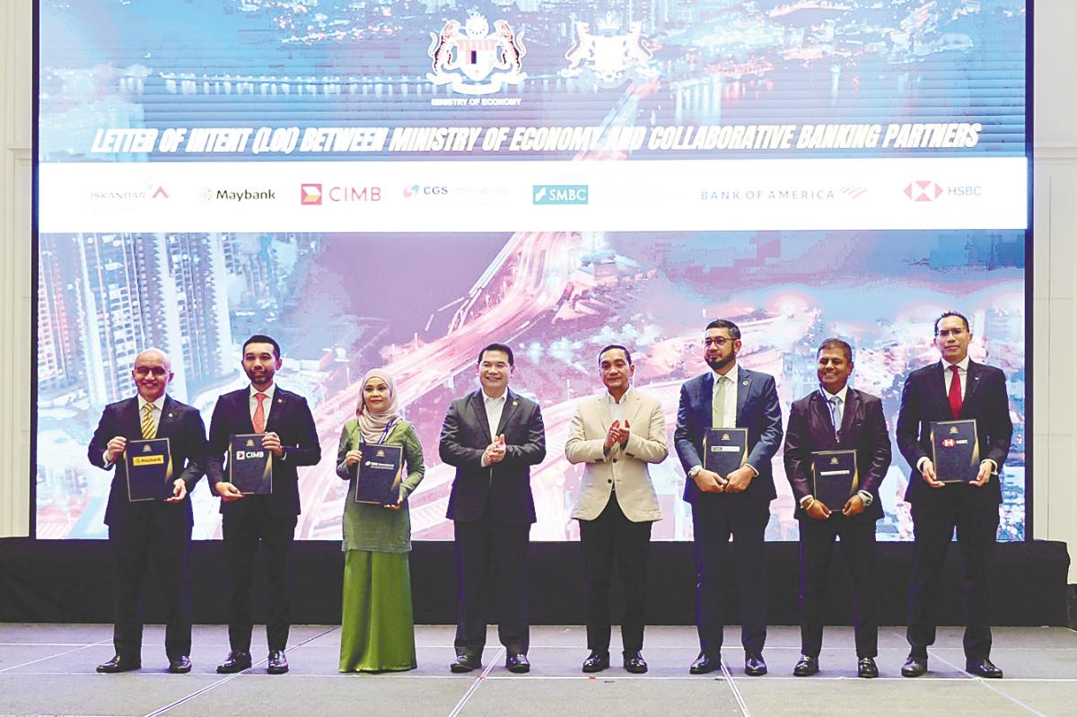 Rafizi (fourth from left), Johor Menteri Besar Datuk Onn Hafiz Ghazi (fourth from right) and representatives of the six participating banks at the LOI signing ceremony today. – Bernamapic