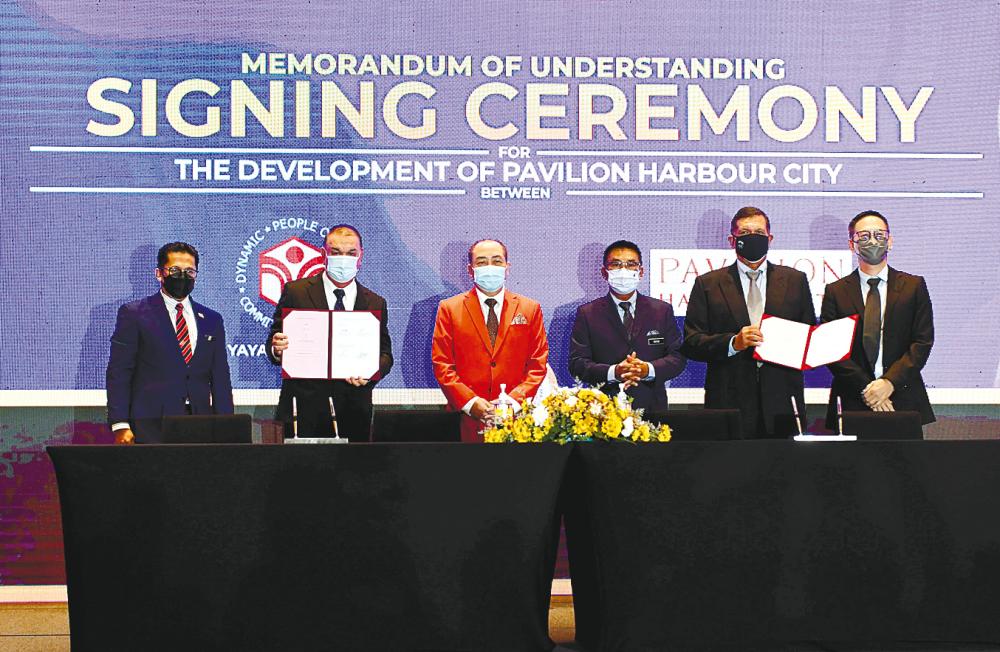 Hajiji with Sabah State Secretary Datuk Seri Safar Untong (third from right) at the MoU signing ceremony for the Pavilion Harbour City project. – BERNAMAPIX