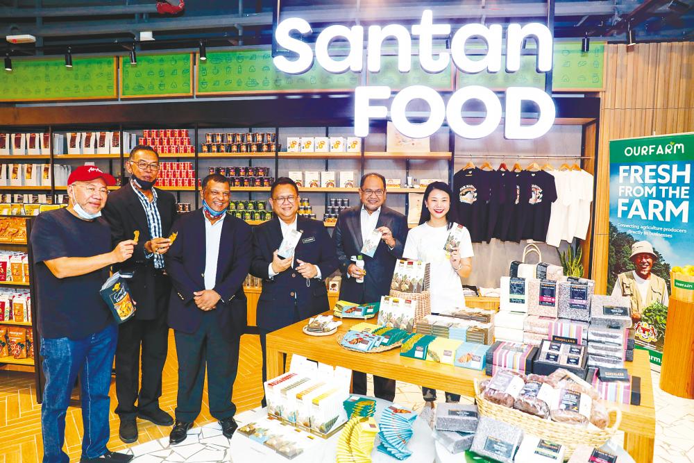 From left: AirAsia Group executive chairman Datuk Kamarudin Meranun, Deputy Domestic Trade and Consumer Affairs Minister Datuk Rosol Wahid, AirAsia Group CEO Tan Sri Tony Fernandes, Nanta, Domestic Trade and Consumer Affairs Ministry secretary general Datuk Seri Hasnol Zam Zam Ahmad and Goh at Santan Food, a specially curated space at Santan’s flagship outlet in Mid Valley Megamall to highlight the best of Malaysian products.
