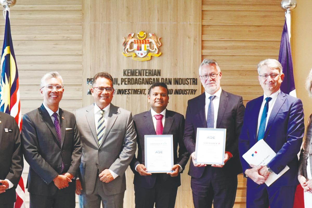 From left: Tengku Zafrul, ADE chairman Datuk Hisham Othman, Mahesh, Air France Industries executive vice-president Géry Mortreux and Cruau.