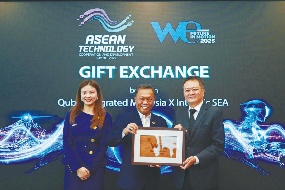 Mohammad Yusof Apdal (centre) receiving a token of appreciation from Qube Integrated executive chairman Richard Teo during the Asean Technology Cooperation and Development Summit 2025 soft launch today. On the left is Intrinsic SEA CEO Ravenna Chen.