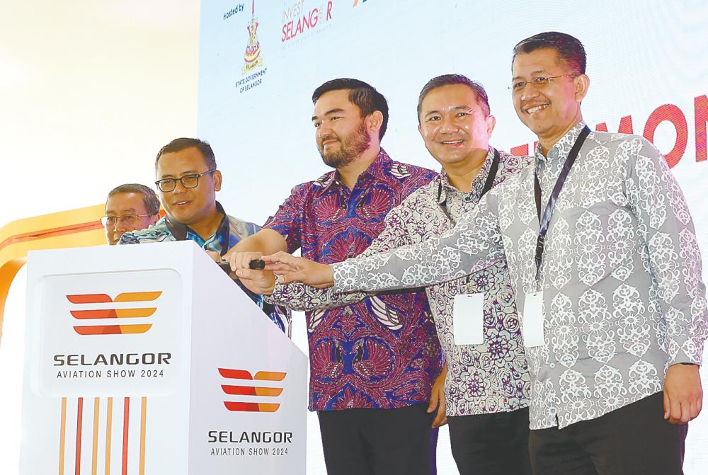 Raja Muda Selangor Tengku Amir Shah (centre) launching Selangor Aviation Show 2024 at Skypark Regional Aviation Centre. Also present are Amirudin (second from left), Ng (second from right) and Invest Selangor Bhd CEO Datuk Hasan Azhari Idris (right). – Bernamapic