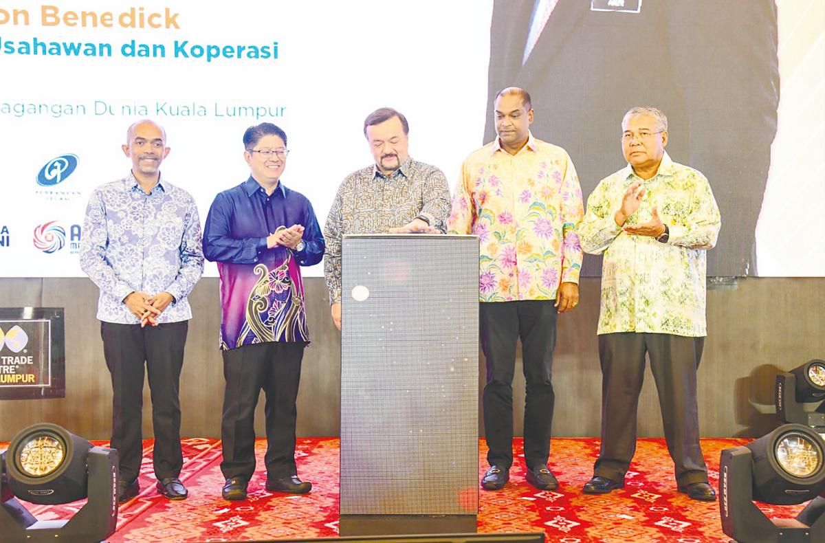 From left: Mohammad Hardee, Entrepreneur Development and Cooperatives Ministeer Datuk Ewon Benedick, Amir Hamzah, Entrepreneur Development and Cooperatives Deputy Minister Datuk Seri Ramanan Ramakrishnan and SME Bank chairman Datuk Muslim Hussain at the launch.