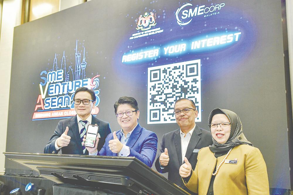 Ewon (second from left) officiating at the soft launch of SME Venture@Asean 2025. On the left is Rizal and second from right is Entrepreneur and Cooperatives Development Ministry deputy secretary-general (entrepreneur development) Datuk Zamri Salleh. – Bernamapic