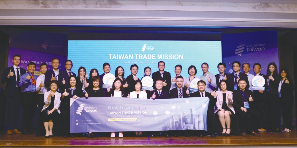 Kiang (front, fifth from left) and Lin (front, sixth from left) leading the Taiwan Trade Mission consisting of 21 Taiwanese companies to Malaysia. This is the first overseas sales promotion event of its kind since the pandemic lockdown was lifted.