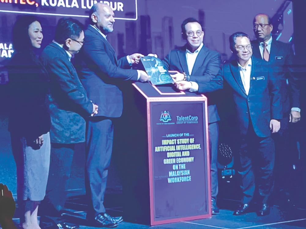 Sim (second from right), Digital Minister Gobind Singh Deo (third from left) and Deputy Higher Education Minister Datuk Mustapha Sakmud (first from right) at the launch of TalentCorp’s report.