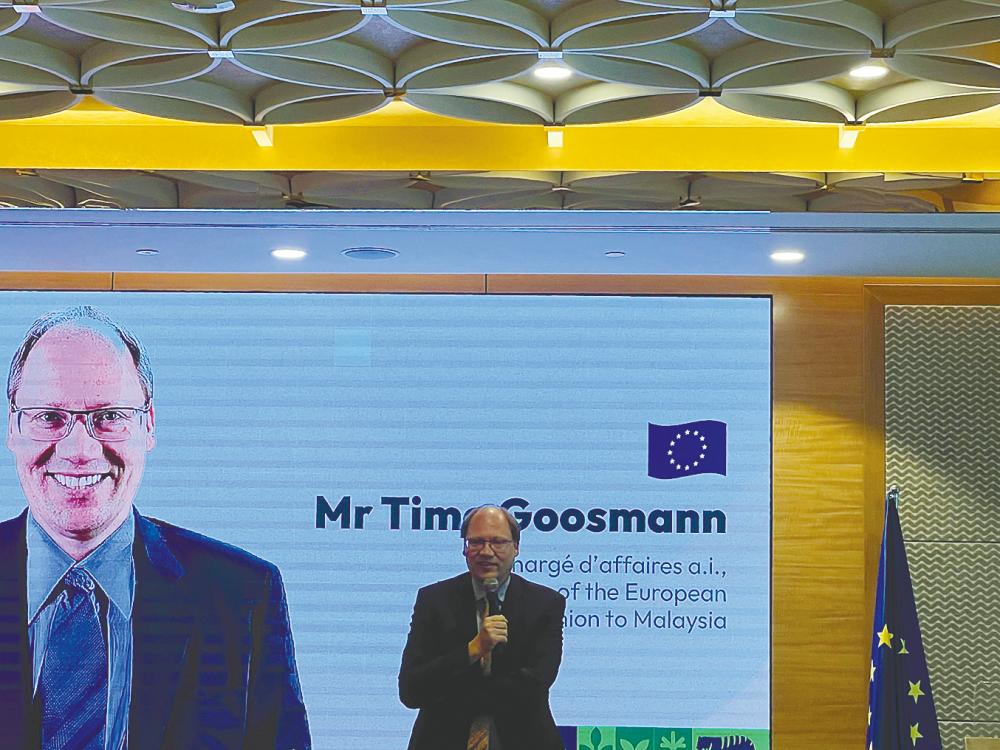 Goosmann delivering his speech at the signing ceremony.