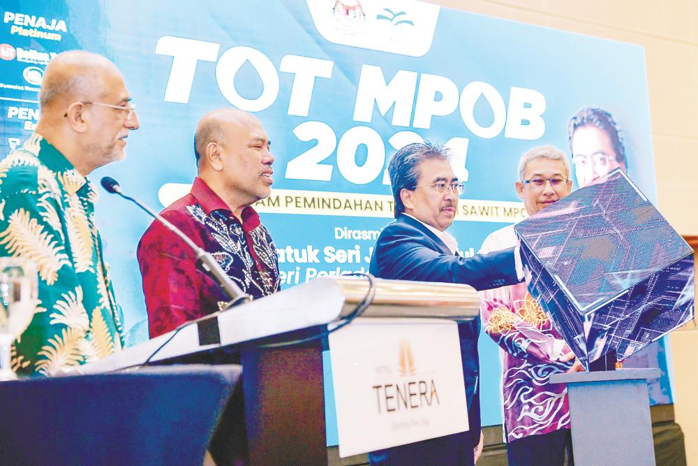 Johari (third from left) launching the 30th Malaysian Palm Oil Board Transfer of Technology Seminar and Exhibition. Second from left is MPOB Datuk Mohamad Helmy Othman Basha. – Bernamapic