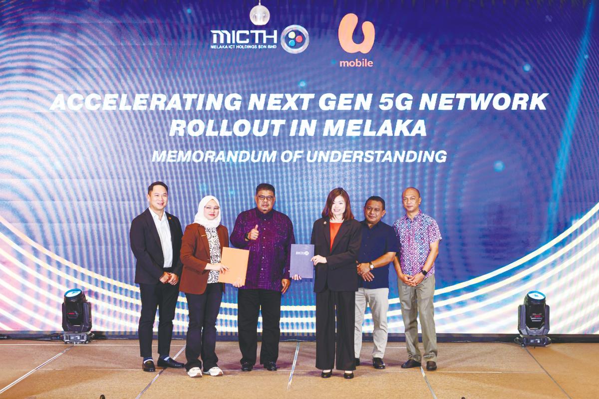 From left: Woon, Nazdiana, Ab Rauf, Chee, Azhar and Fairul Nizam at the MoU signing ceremony.