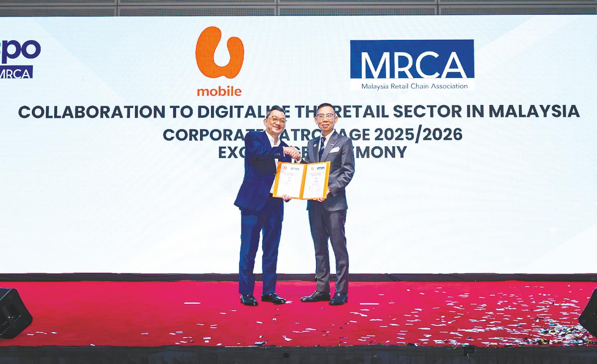 Tan (left) and Phua at the formalisation of the collaboration between U Mobile and the Malaysia Retail Chain Association.