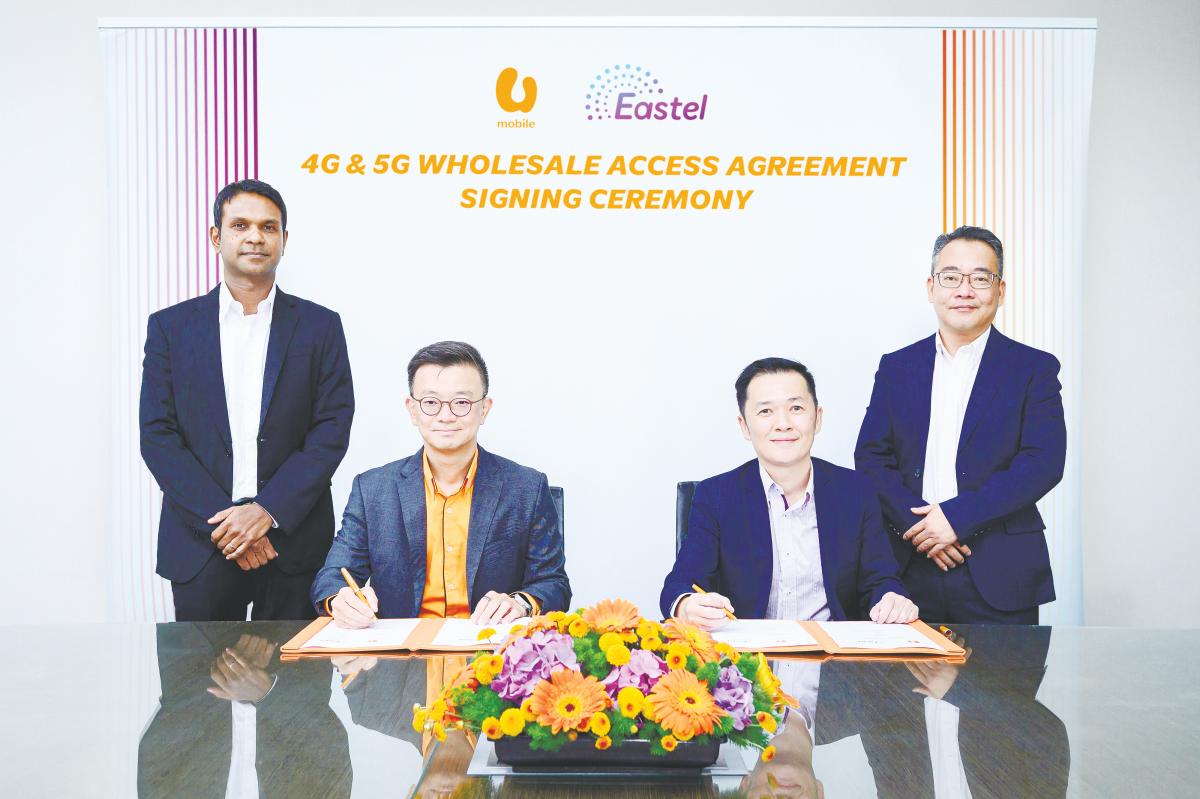 From left: U Mobile chief marketing officer Navin Manian, Chang, Lee and Anchor Communications CEO Chia Han Hui at the signing ceremony.