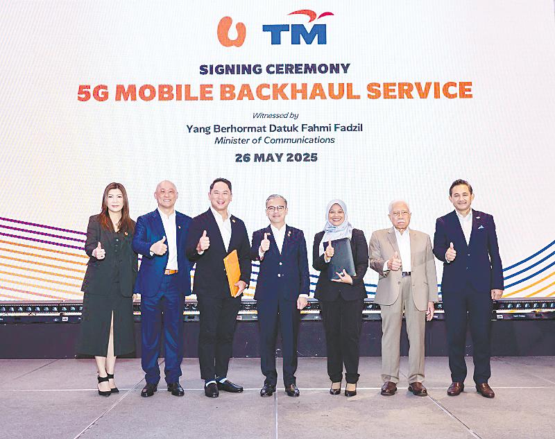 From left: U Mobile chief financial officer Sandy Tsang, Wong, U Mobile chief technology officer Woon Ooi Yuen, Fahmi, TM Global executive vice-president Khairul Liza Ibrahim, TM chairman Datuk Zainal Abidin Putih and TM CEO Amar Huzaimi Md Deris at the partnership signing ceremony.