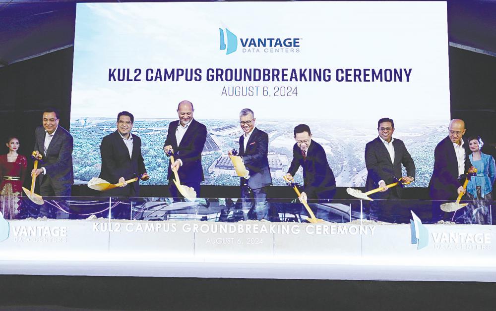 Tengku Zafrul (centre) and Gobind (third from left) at the groundbreaking ceremony for Vantage KUL2 in Cyberjaya today. Also taking part in the ceremony are Cyberview Sdn Bhd CEO Kamarul Ariffin Abdul Samad (left) and chairman Datuk Romli Ishak (second from left), and Vantage Apac president Raymond Tong (third from right). – Bernamapic