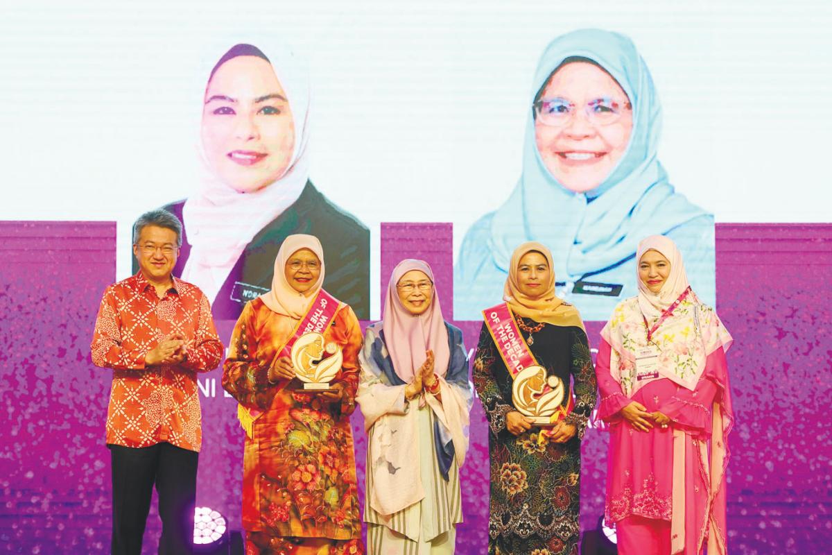 Dr Wan Azizah (centre) presenting ‘Women of the Decade’ awards to Women, Family and Community Development Deputy Minister Datuk Seri Dr Noraini Ahmad (second, right) and Maimunah (second, left) in conjunction with the Women Economic Forum Asean 2025 today. Also present are Liew (left) and forum president Datin Dr Hartini Osman (right). Other recipients of the award are Bernama CEO Datin Paduka Nur-ul Afida Kamaludin and former Communications and Multimedia Ministry secretary-general Tan Sri Sharifah Zarah Syed Ahmad. – Bernamapic