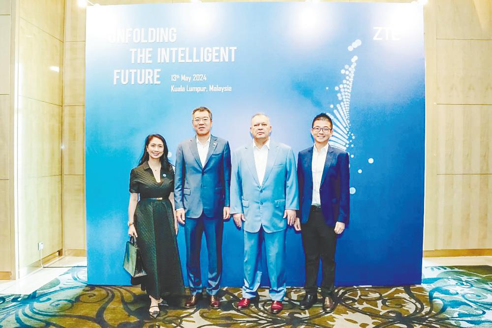 From left: ZTE vice-president Normah Arip, Ge, Mohamad Salim and ZTE deputy country manager Tey Khang Lian.