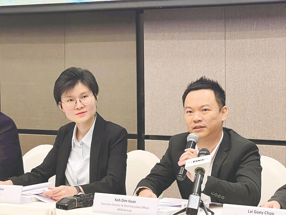 Koh (right) and 3REN head of finance Yeap Siew Wen at a press conference in conjunction with the prospectus launch.