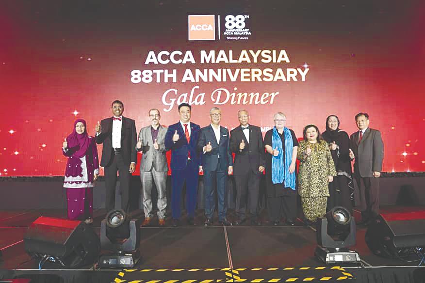 Tengku Zafrul (fifth from left) with the ACCA team at the gala dinner.