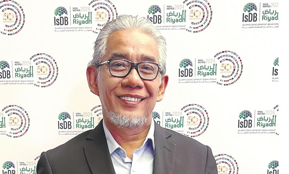 Tengku Ahmad Badli Shah says Adfimi member countries cannot afford to neglect the critical balance between food production and consumption of natural resources. – Bernamapic