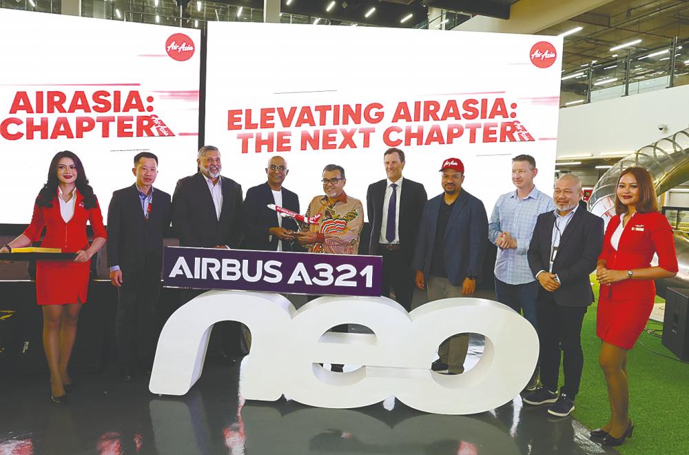 Deputy Transport Minister Datuk Hasbi Habibollah (fifth from left) receiving a souvenir from Bo Lingam at a ceremony marking the delivery of the Airbus A321neo at AirAsia RedQ, KLIA. – Bernamapic
